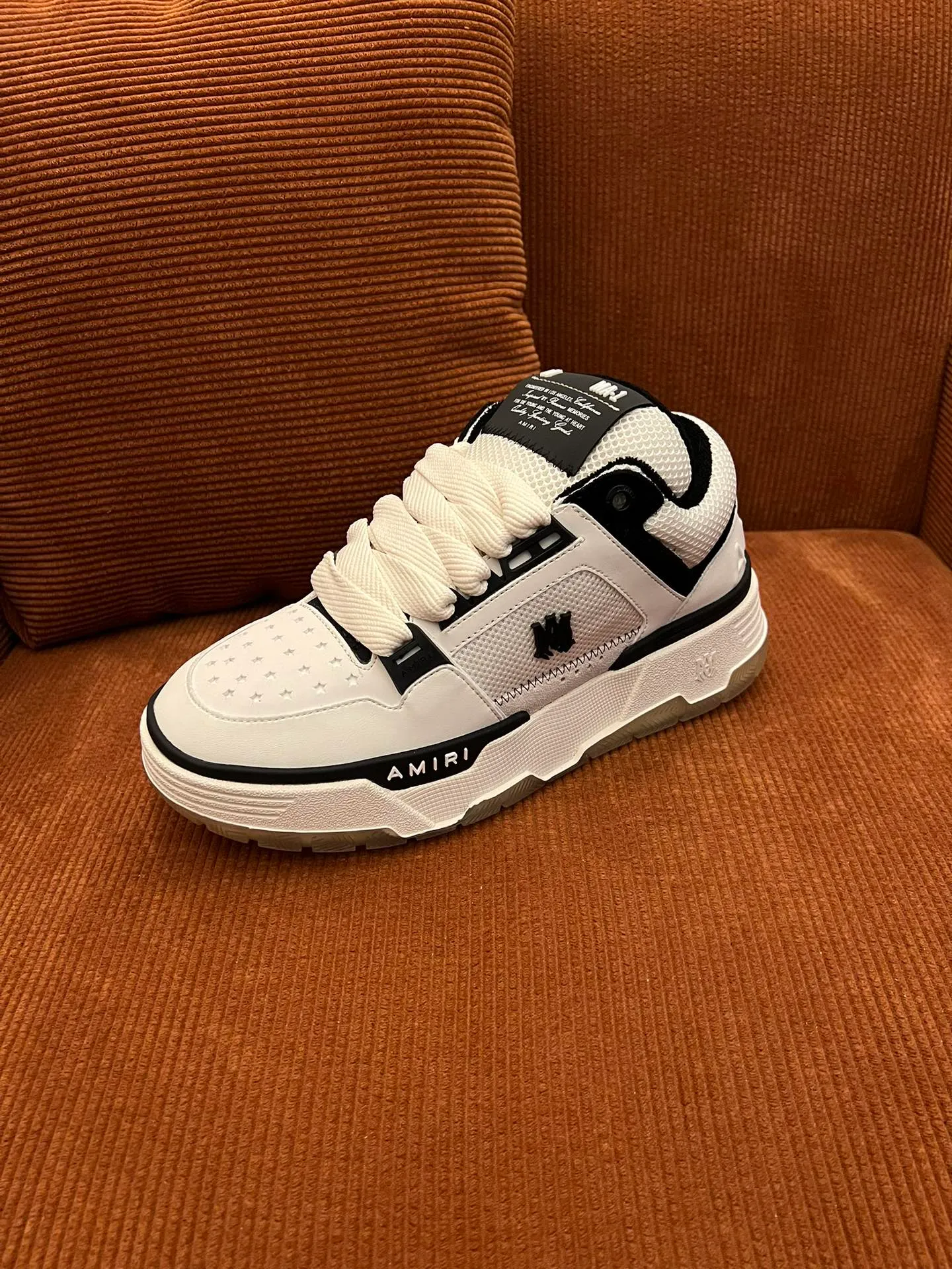 p620💰Men's shoes Amiri Emile's 2023 spring and summer new MA-1 bread shoes, couple models, casual sports shoes, sneakers Amiri gave up the rock punk style in the new season and used a large number of unsaturated colors, Morandi tones, whether you see or wear them, it will make people very happy. The large tongue of the bread shoes continues, shortens the length of the shoe body, thickens the midsole, and the toe part is more rounded. Amiri's brand letters and MA logo appear on the side of the shoe. Fabric: Original customized imported first-layer cowhide + mesh. Lining: Original customized breathable towel lining. Outsole. Foam combination material. Bottom thickness: 4CM. Size: Men's 39-45